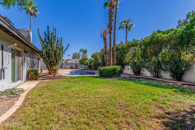 Building Photo - 9245 E Laurel Ln