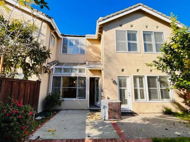 Building Photo - Beautiful 3BD/2.5BA Townhome with 1960 Sqf...