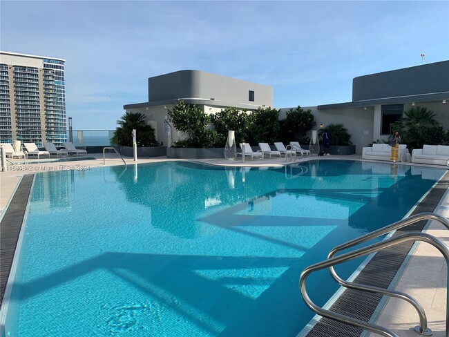 Building Photo - 1000 Brickell Plaza