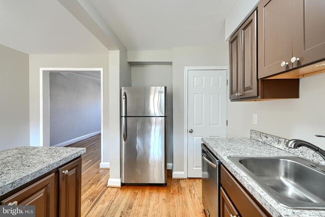 Building Photo - 817 N Marlyn Ave