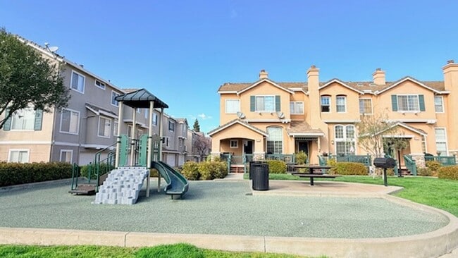 Building Photo - Beautiful 3BD/2.5BA, Multi-Level Townhome in the Shadowhawk Community in Danville- Available NOW!