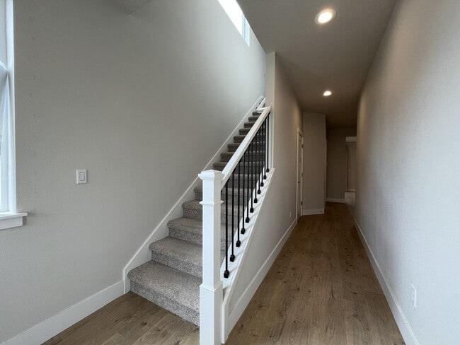 Building Photo - Stunning 2024 Built 5BR Home with Main-Level Suite, EV Charger & Covered Patio Near River Terrace