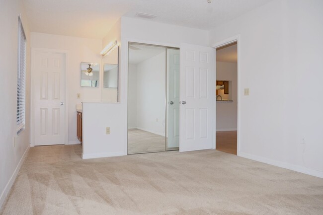 Building Photo - Spacious 2bd 2bth Condo Available Now!