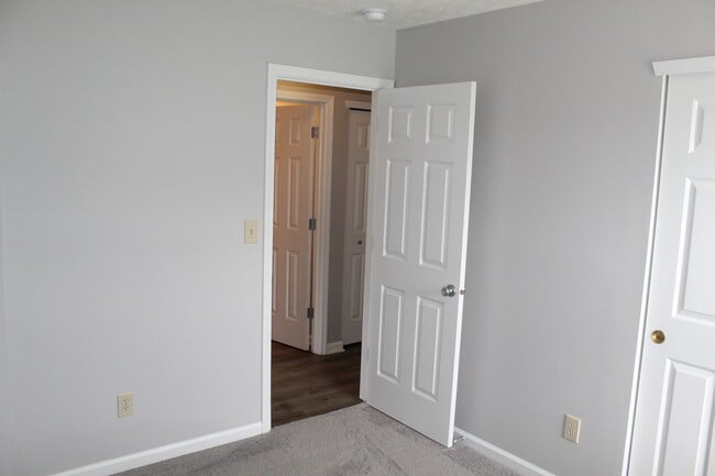 Building Photo - Immaculate 3 Bedroom Ranch in Avon!