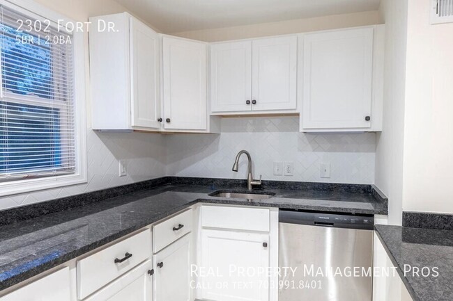 Building Photo - 2302 Fort Dr