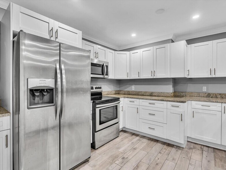 Building Photo - 3880 NW 79th Ave