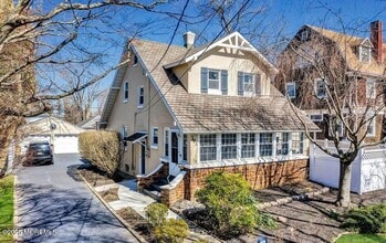 Building Photo - 393 N Bath Ave