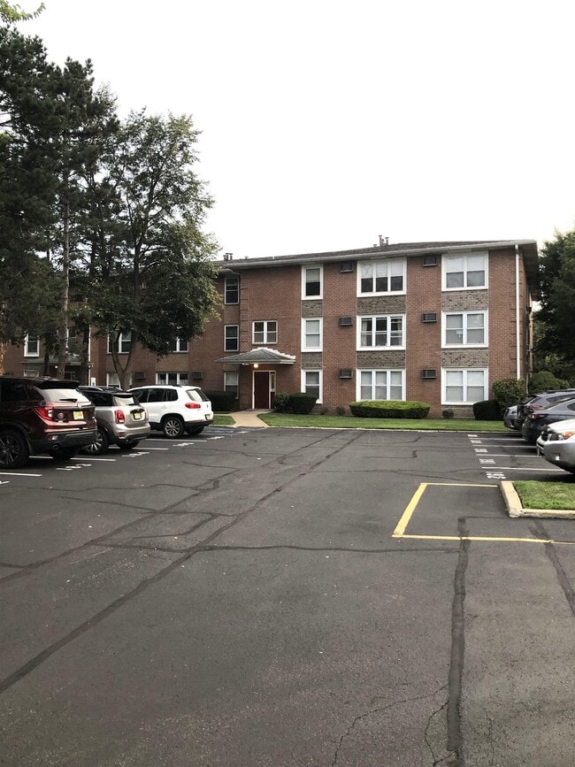 Building Photo - 48 Riverview Ct