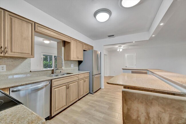 Building Photo - Beautiful 3-Bed / 2 Bath Pool Home in Sara...