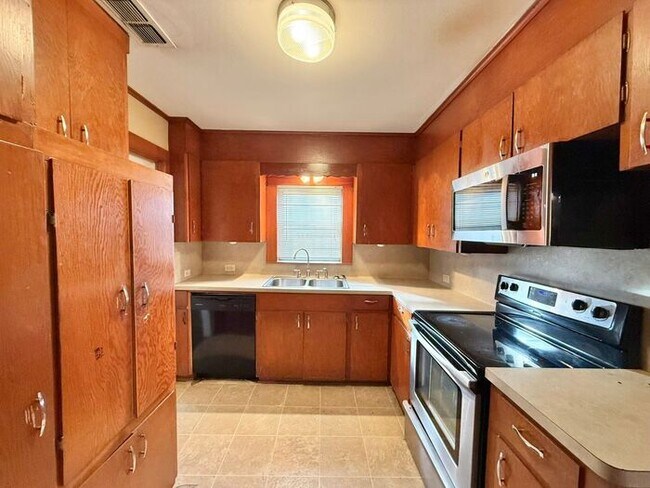 Building Photo - Tour Today! 2 Bedroom, 1 Bath Home