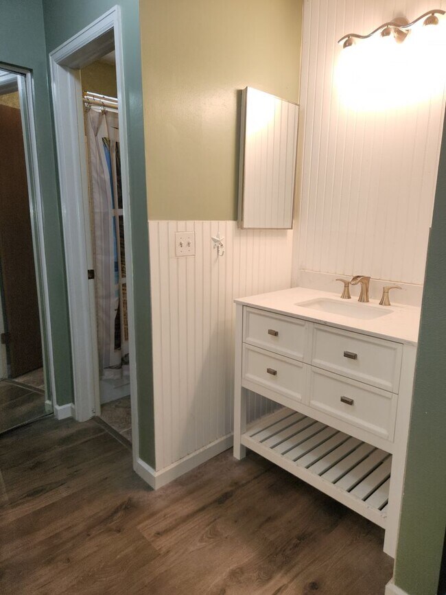 Building Photo - Amazing first floor unit in Arvada!