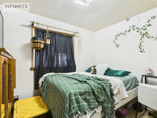 Building Photo - Welcome to this charming 3-bedroom, 1-bathroom home