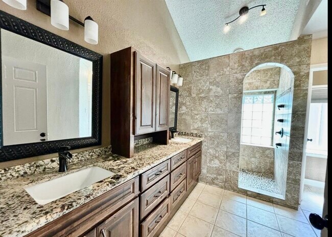 Building Photo - 2123 Streamhurst Ln