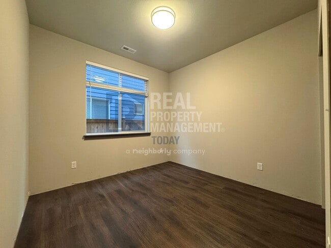 Building Photo - Stunning 5 Bedroom! Great Location!