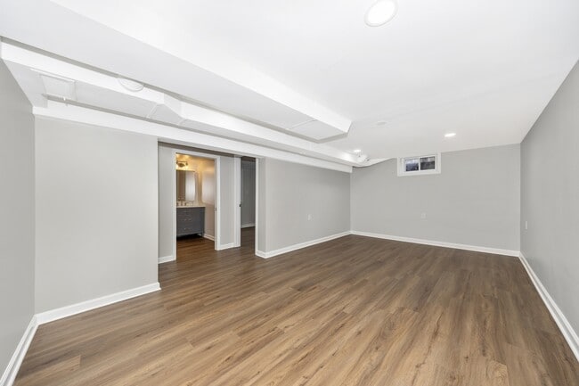 Building Photo - 406 E 9th St