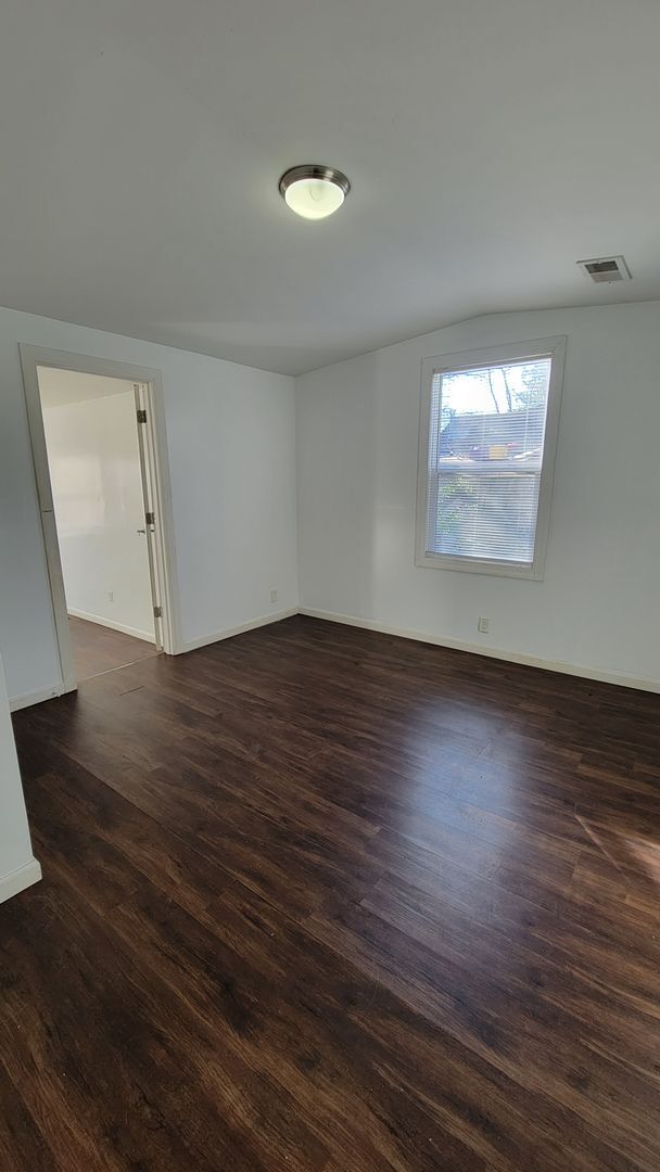 Building Photo - Remodeled 3 bed/1 bath 916 sq ft