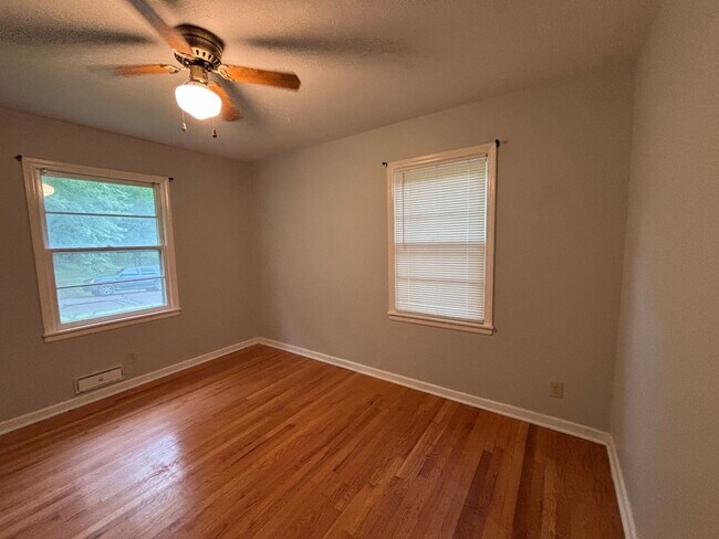 Building Photo - 3 BR / 1.5BA | Spacious Single Family Home | 1-Car Garage | Large backyard!