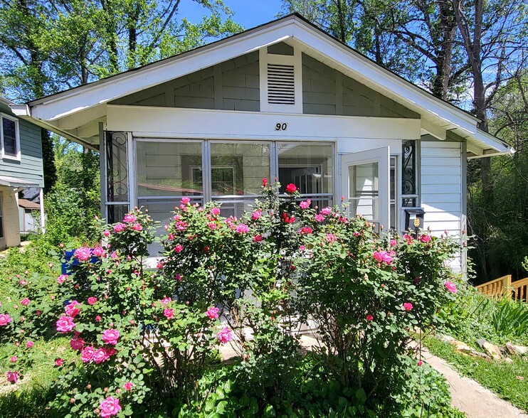 Primary Photo - 90 Oakwood St