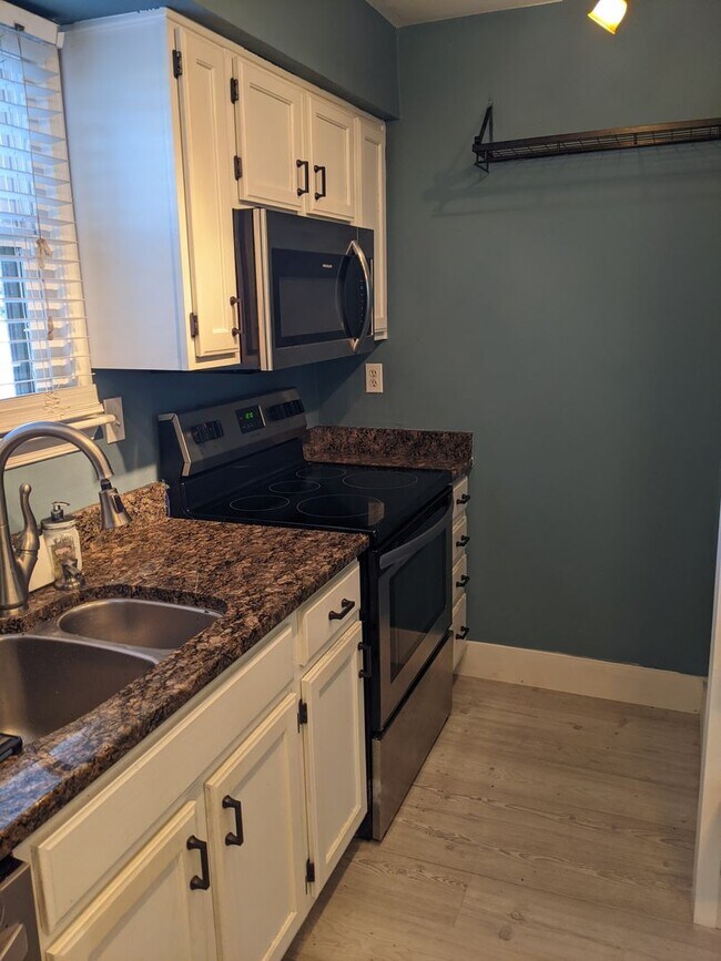 Building Photo - Bright and Open Floor Plan Across the Street from the Beach!