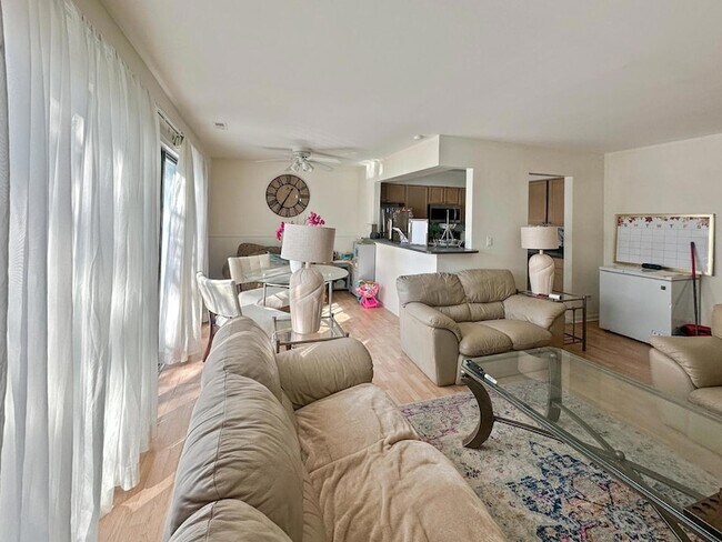 Building Photo - 209 W Ct of Shorewood