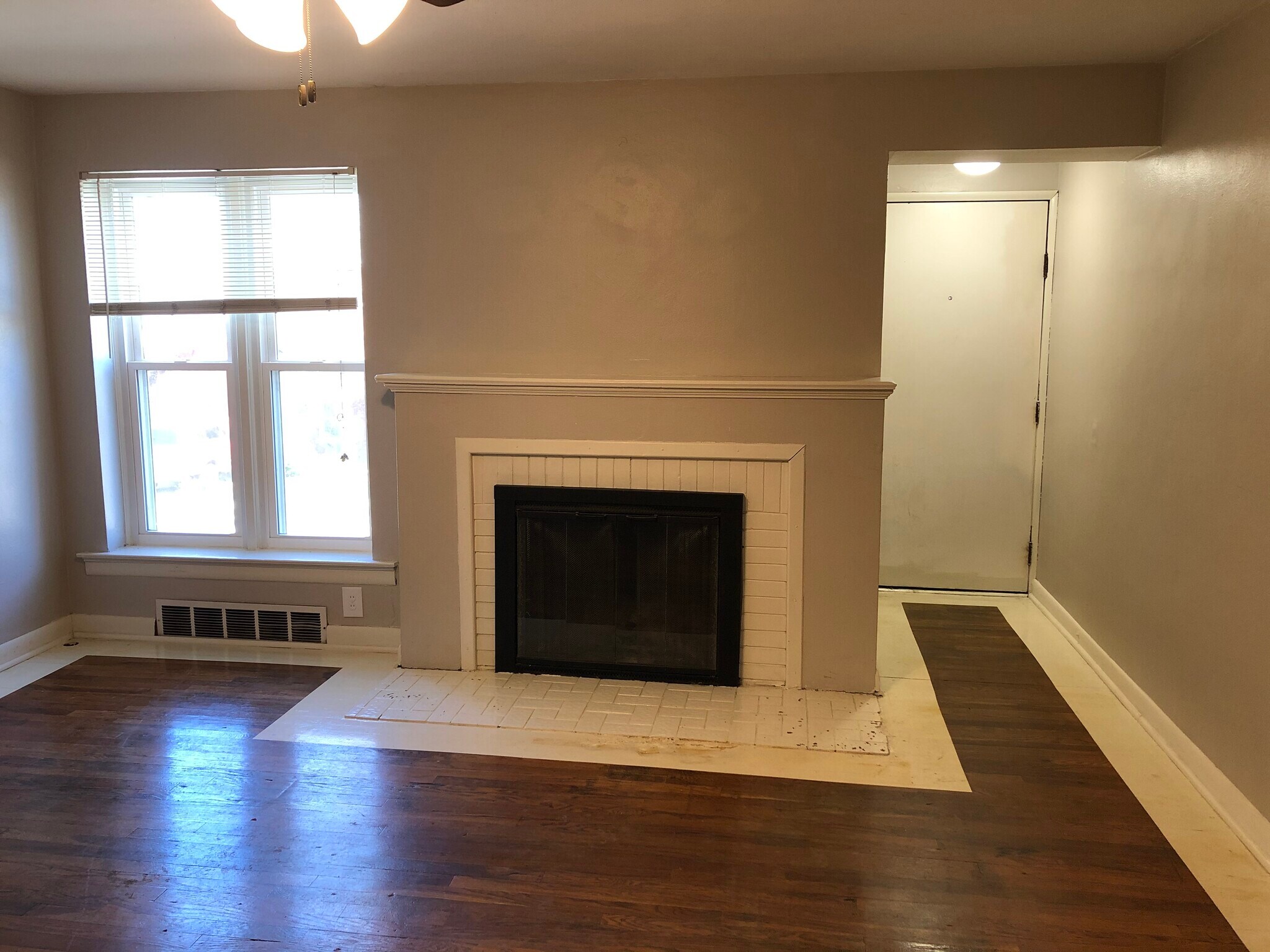 Large living room, dining room space with plenty of natural light. - 7558 Woodland Ave Unit B