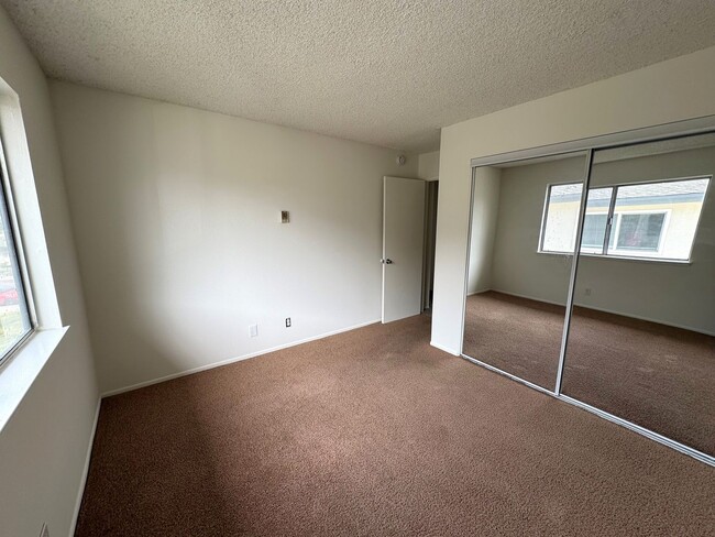 Building Photo - Centrally Located McKeon Condo