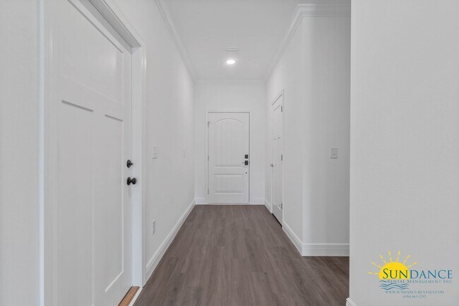 Building Photo - Stunning 3 Bedroom Townhome in a Gated Com...
