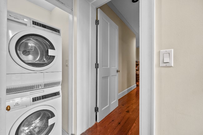 Building Photo - 69 Anson St