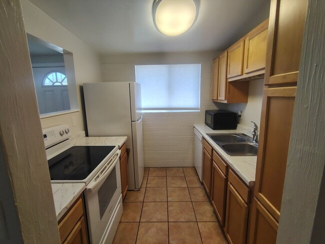 Building Photo - 4001 S Winter Palm Dr