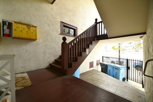 Building Photo - 1p716 - 3055-3061 Adeline Street