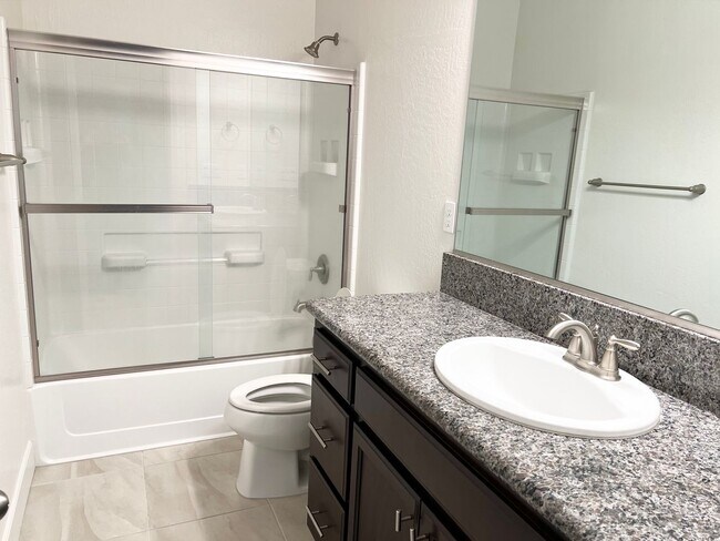 Building Photo - 3 Bedroom / 2.5 Bath In Tanglewood Gated Community