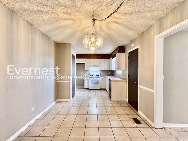 Building Photo - 4 Bed/2.5 Bath Home with Fenced Yard & Garage / Available Now!