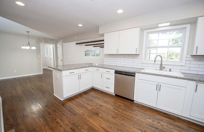 Building Photo - Privacy Fenced, 3 bed 3 bath in South Springfield (Ask about our special)