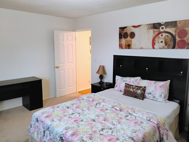 Building Photo - 553 W Park Ave