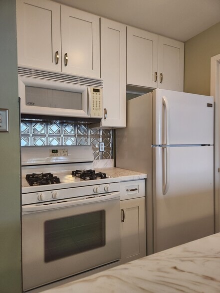 Kitchen - 608 Woodhollow Dr