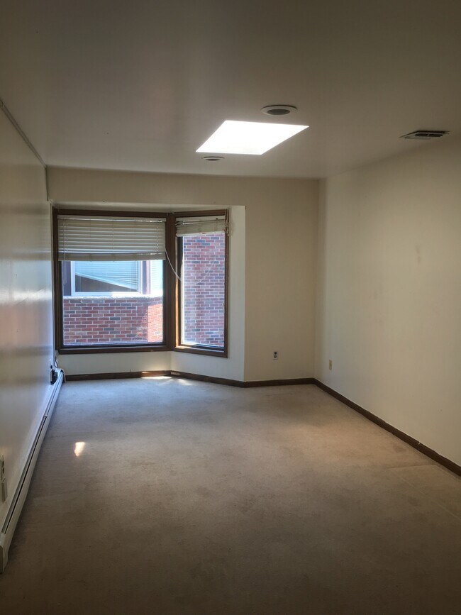 Building Photo - 350 E Harriet Ave