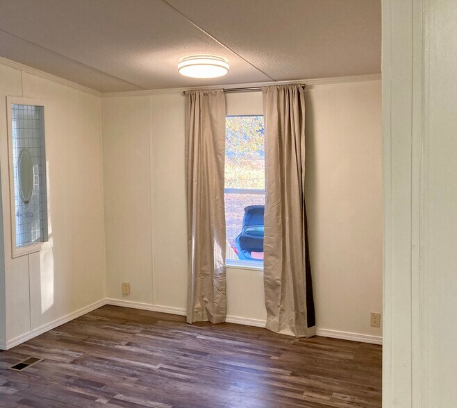 Dining Room - 152 Valentine Rd NE