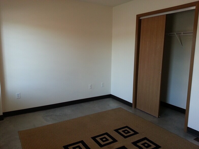 Building Photo - 943 S Gilbert St