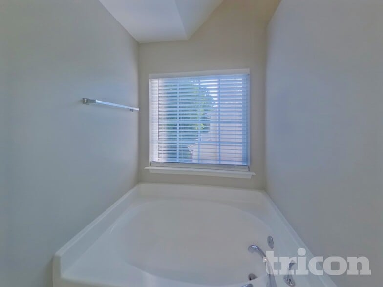 Building Photo - 3046 Willamette Valley Dr