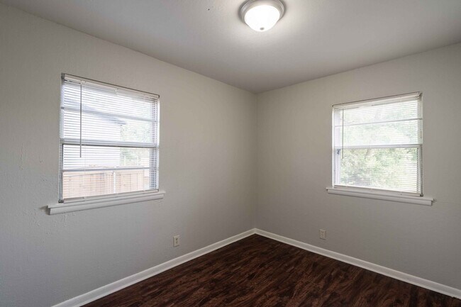 Building Photo - 3 Bedroom, 1 Bath Home!