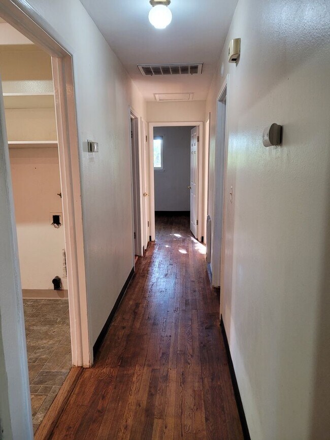 Building Photo - 3 bedroom