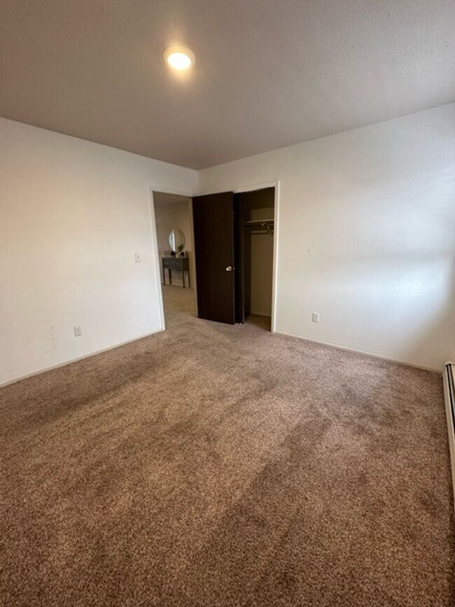Building Photo - Updated Condo with outdoor Pool  ***Next t...
