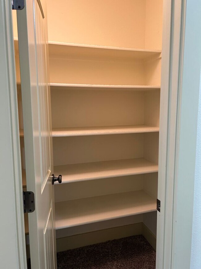 Building Photo - Boise Townhome Near BSU| EARLIER MOVE IN DATE UPON REQUEST