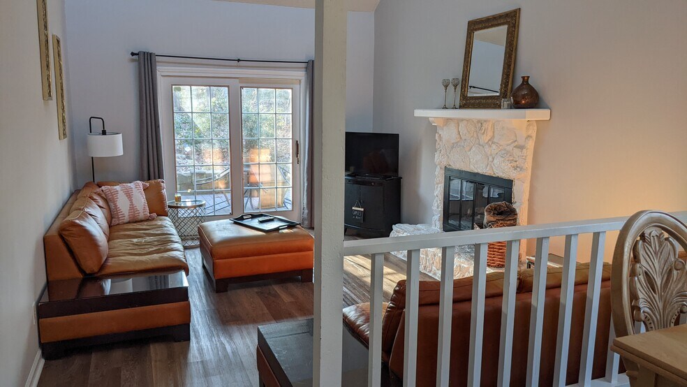 (There is a new black sofa now, photos coming soon!) - 4700 Cornwall Pl