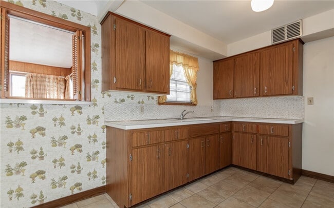 Building Photo - 418 E 274th St