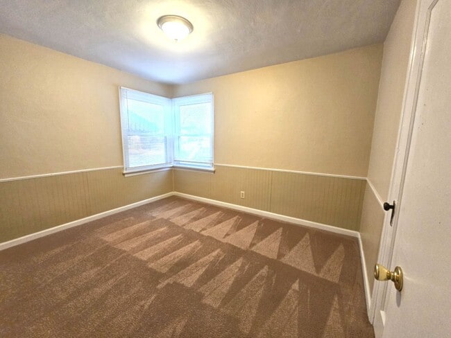 Building Photo - Spacious Ranch Home