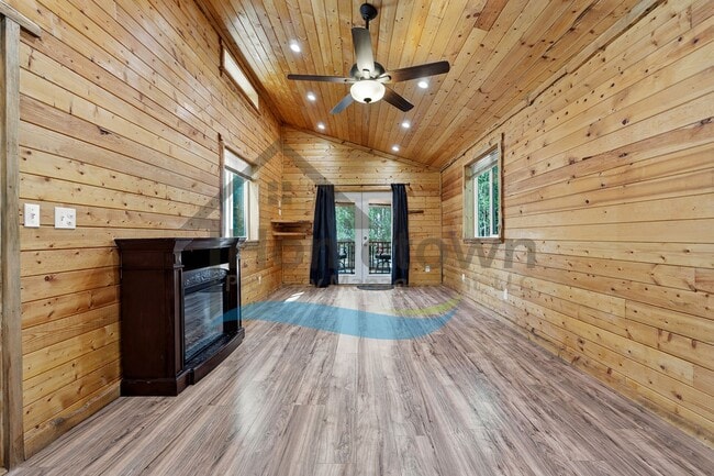 Building Photo - 1 Bedroom 1 Bath Cottage Style Studio Home with Off Street Parking Available in Sagle, Idaho!