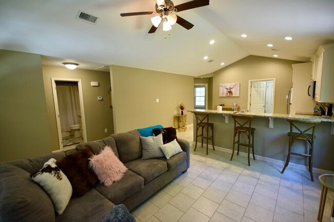 Building Photo - Beautiful Home in the Cul-de-sac