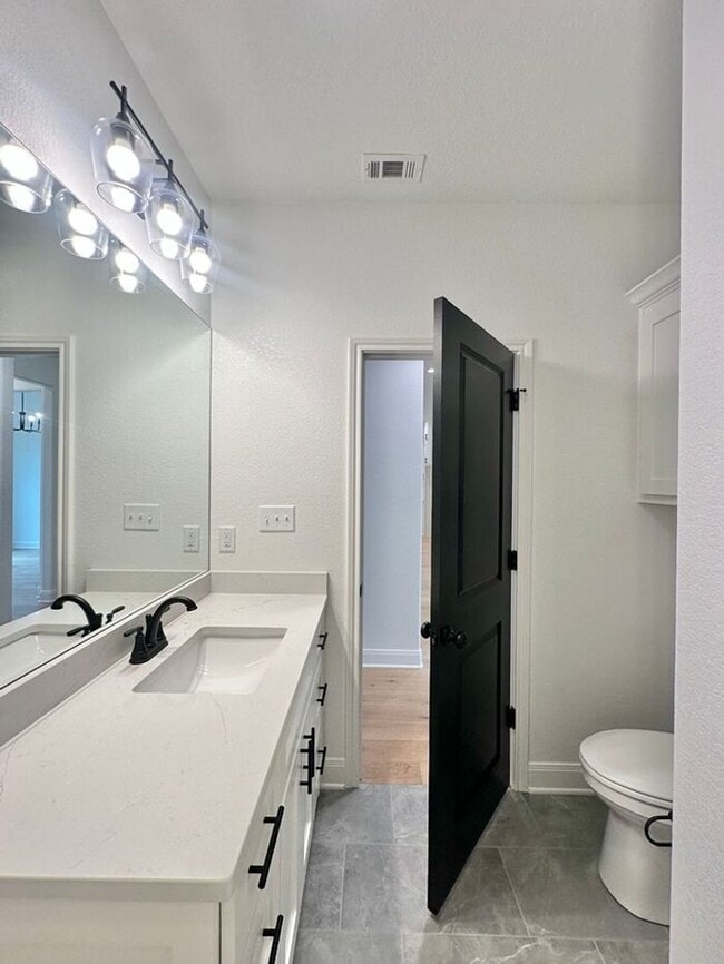 Building Photo - Available Now! Luxurious 3 Bedroom 2 Bath ...