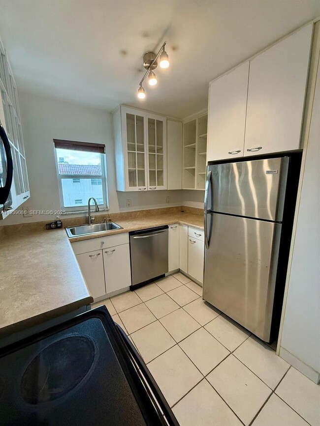 Building Photo - 1100 NE 9th Ave